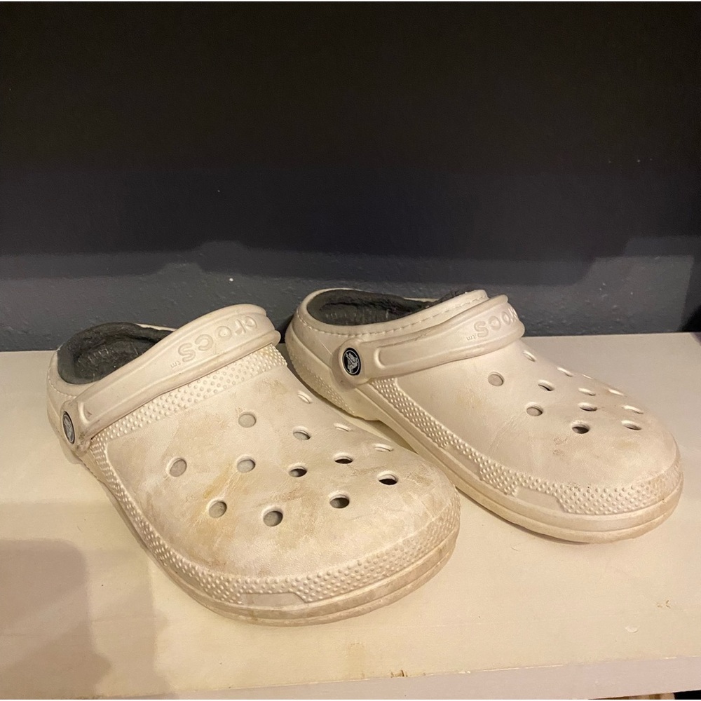 White- gray fur lined crocs